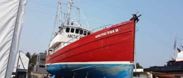 Bottom-up view of the Arctic Fox II.