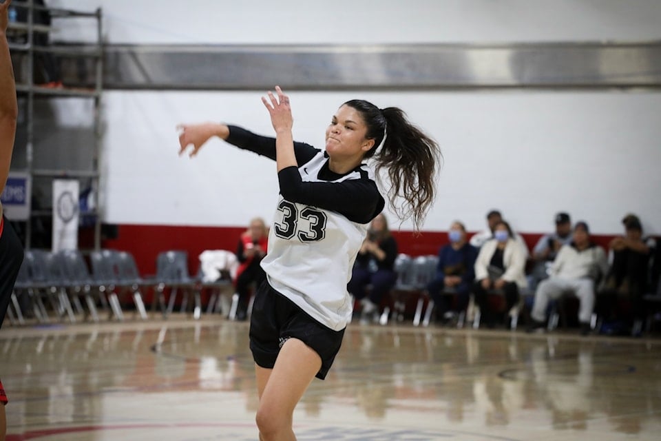 Jasmine Montgomery Reid of the Similkameen Starboards fires off a pass. Photo credit: Aaron Hemens / Local Journalism Initiative